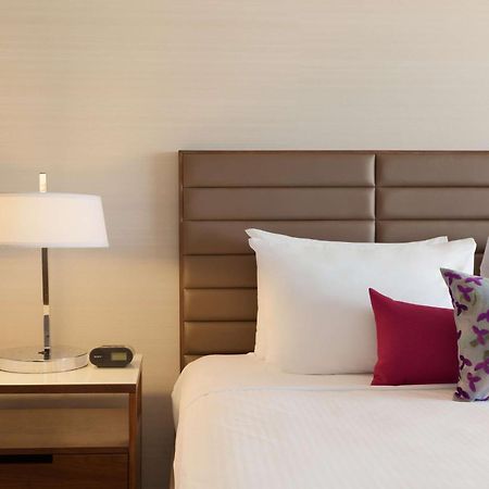 Coast Edmonton Plaza Hotel By Apa Buitenkant foto