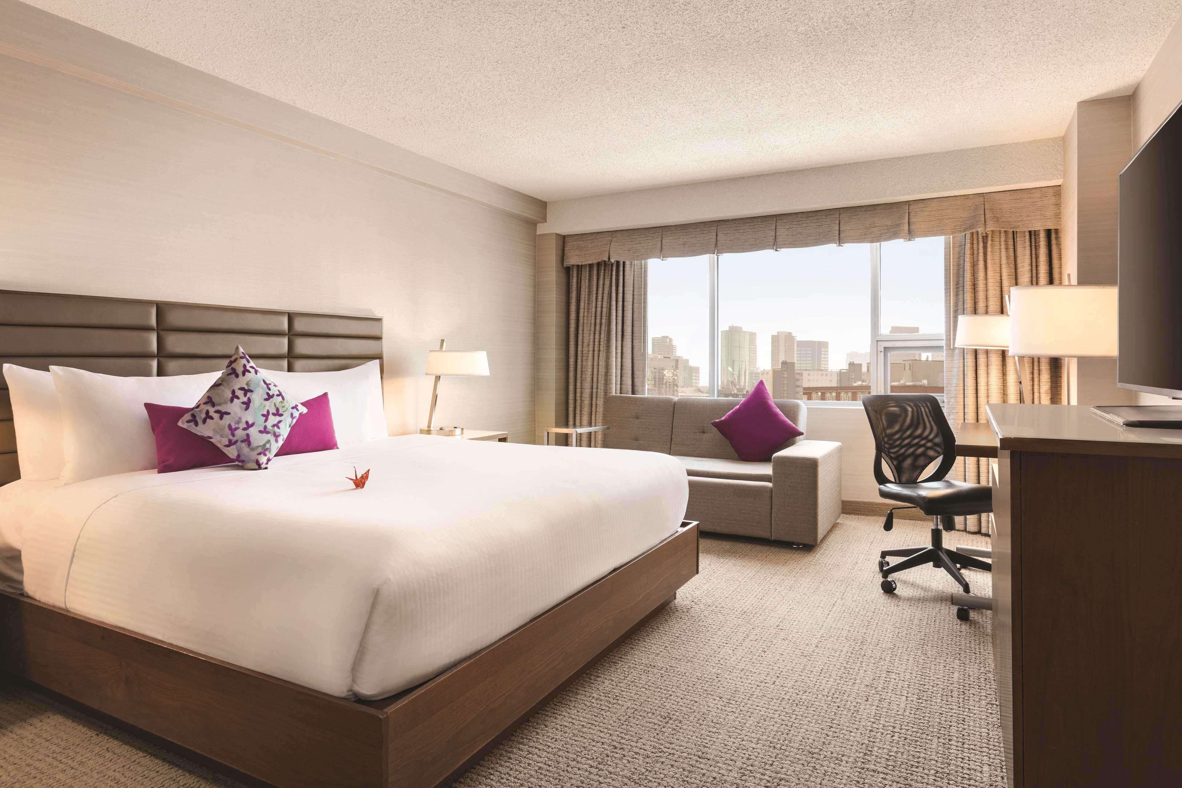 Coast Edmonton Plaza Hotel By Apa Buitenkant foto