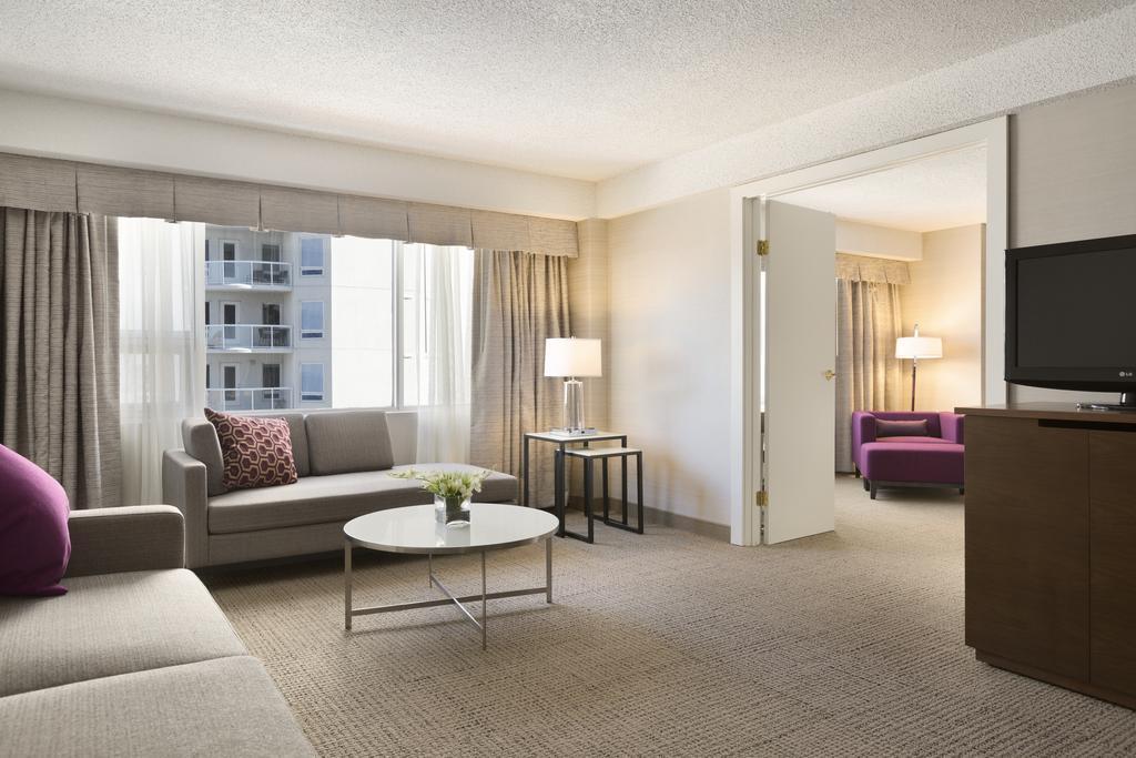 Coast Edmonton Plaza Hotel By Apa Buitenkant foto