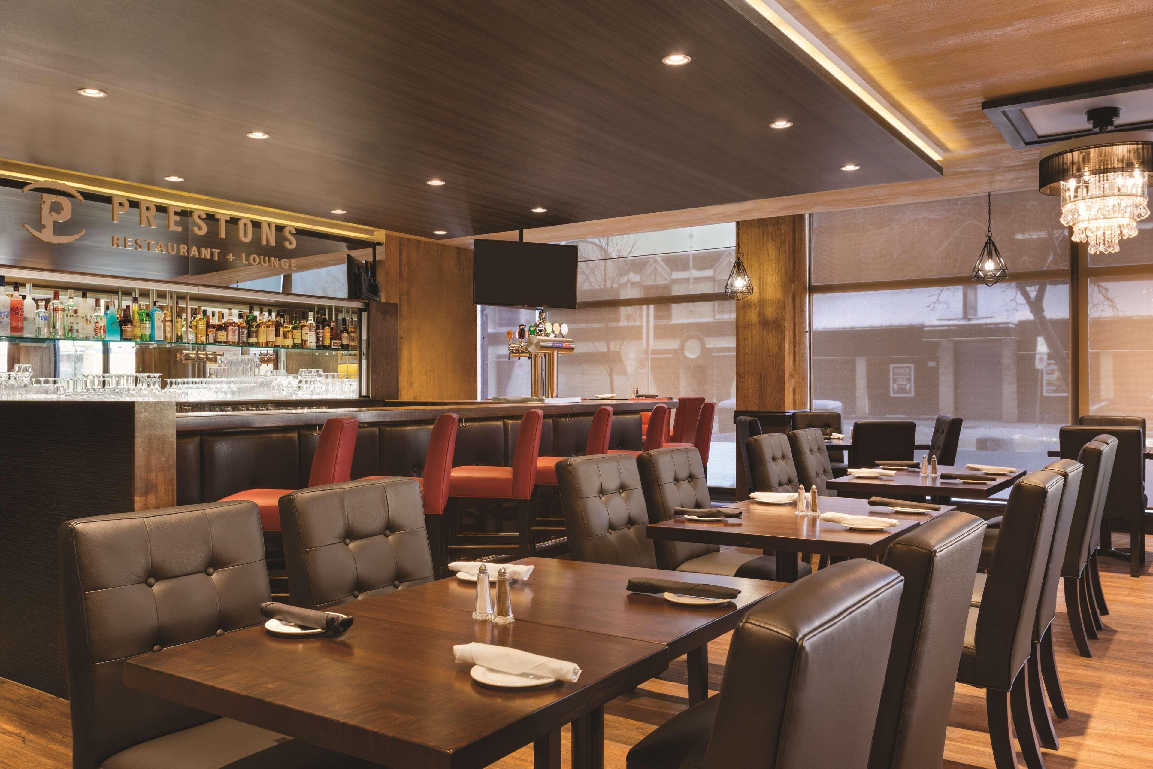 Coast Edmonton Plaza Hotel By Apa Buitenkant foto