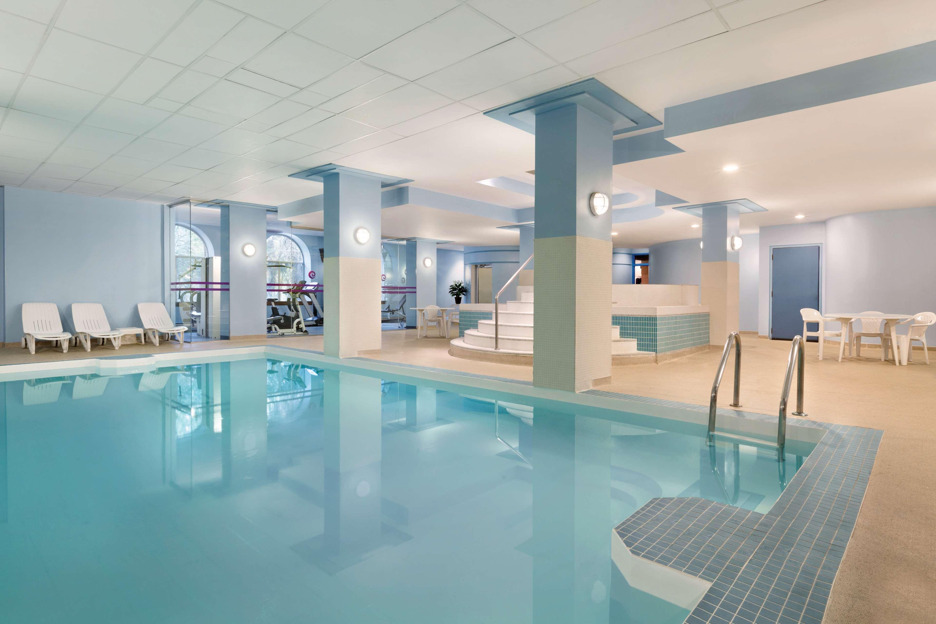 Coast Edmonton Plaza Hotel By Apa Buitenkant foto