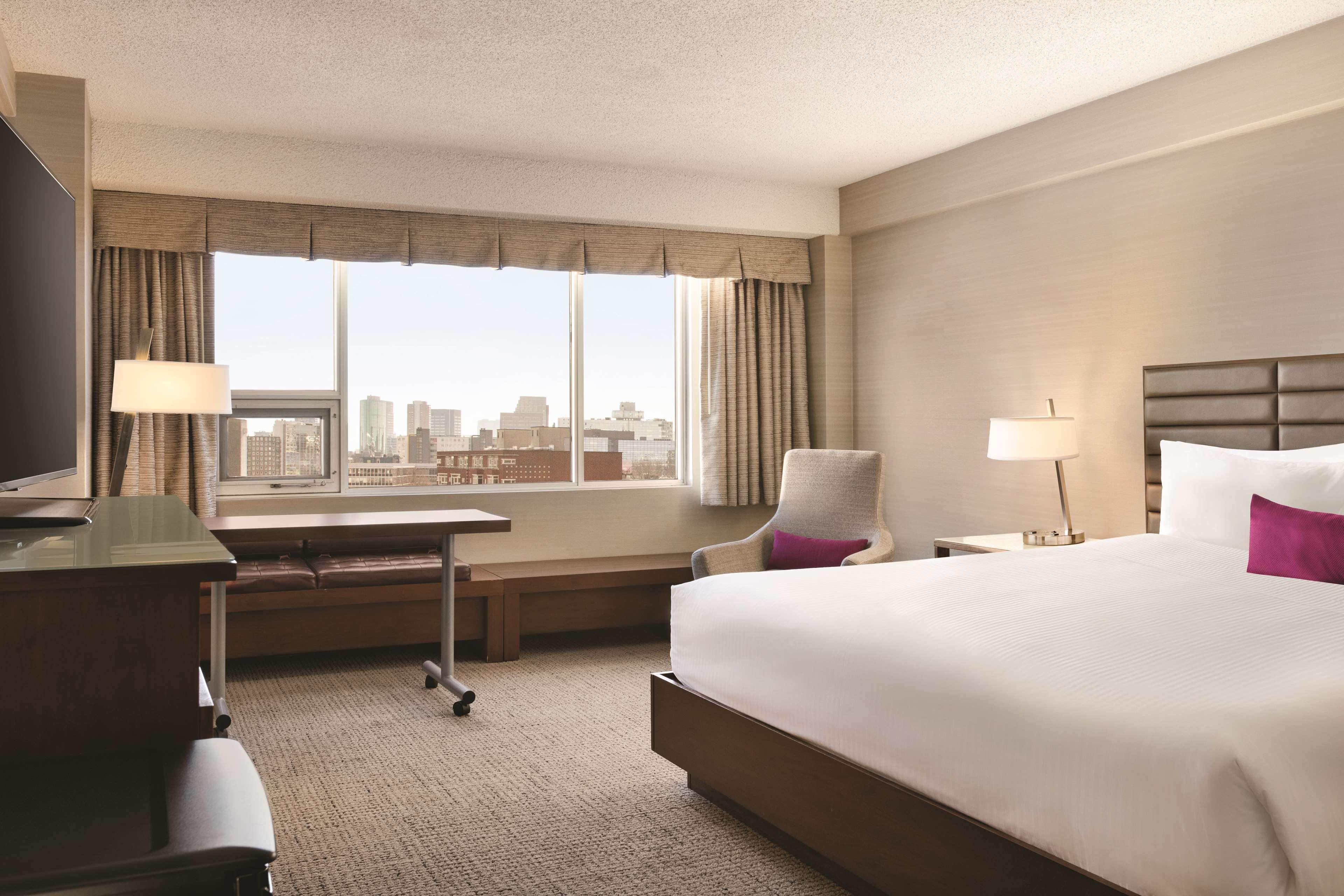 Coast Edmonton Plaza Hotel By Apa Buitenkant foto