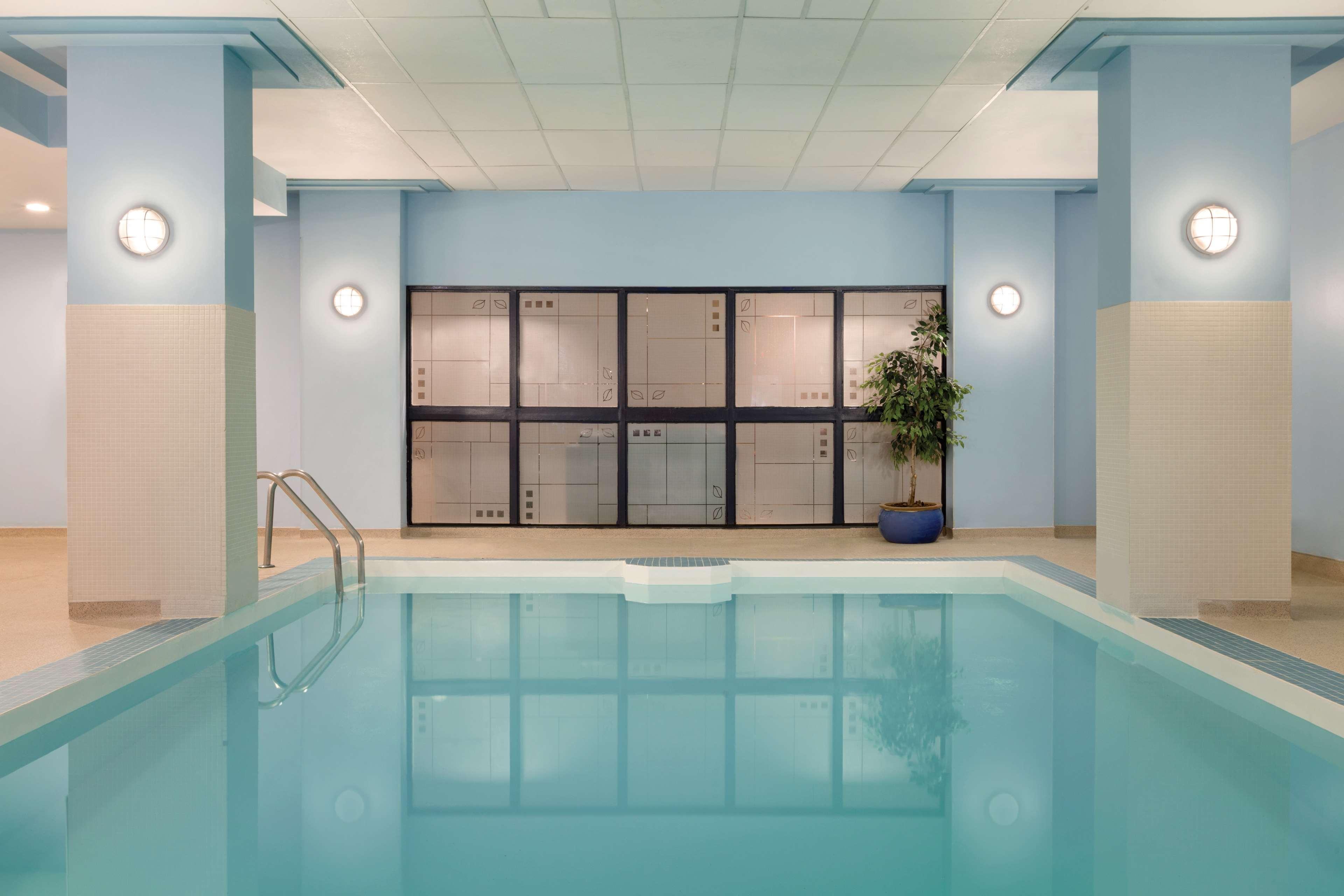 Coast Edmonton Plaza Hotel By Apa Buitenkant foto