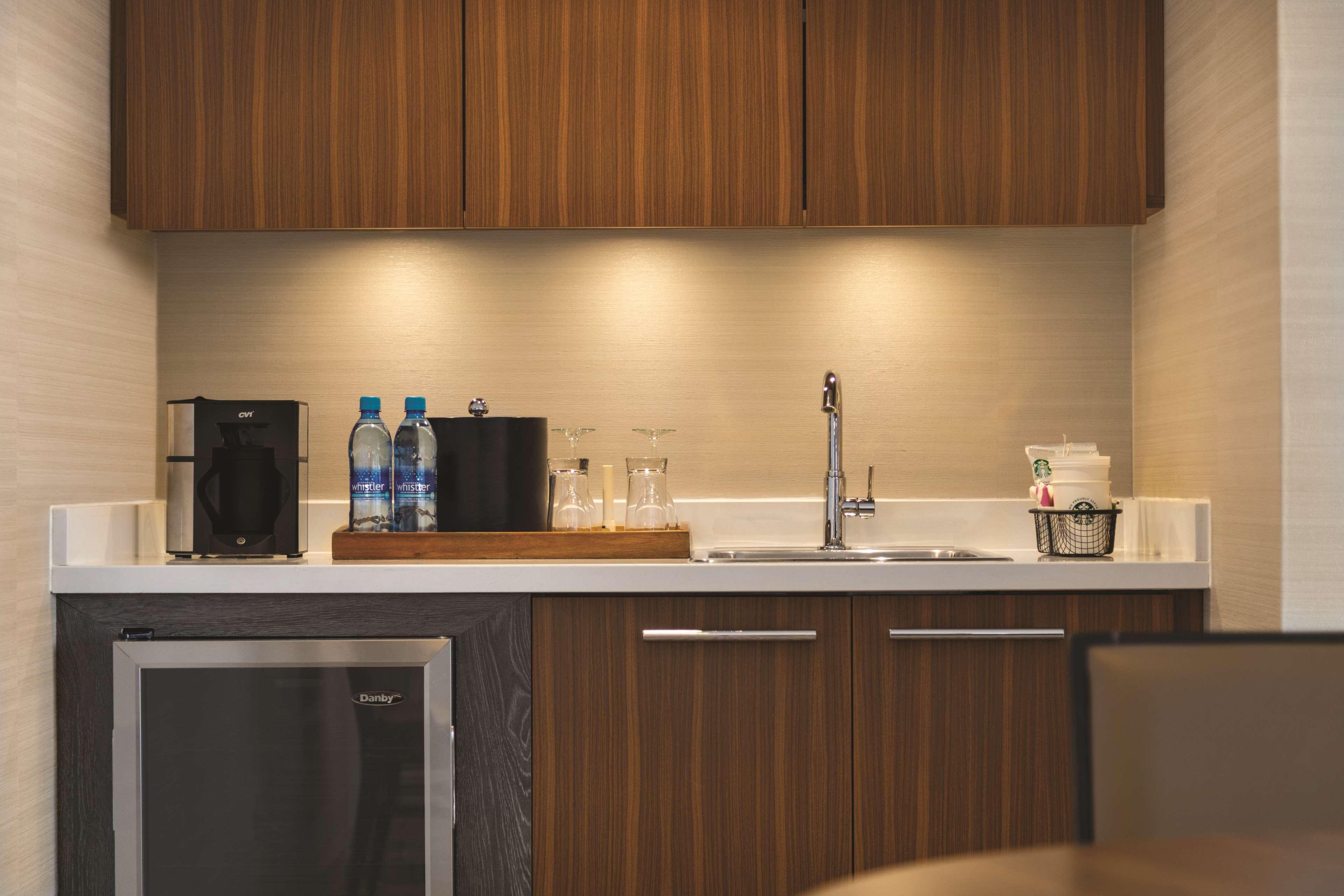 Coast Edmonton Plaza Hotel By Apa Buitenkant foto