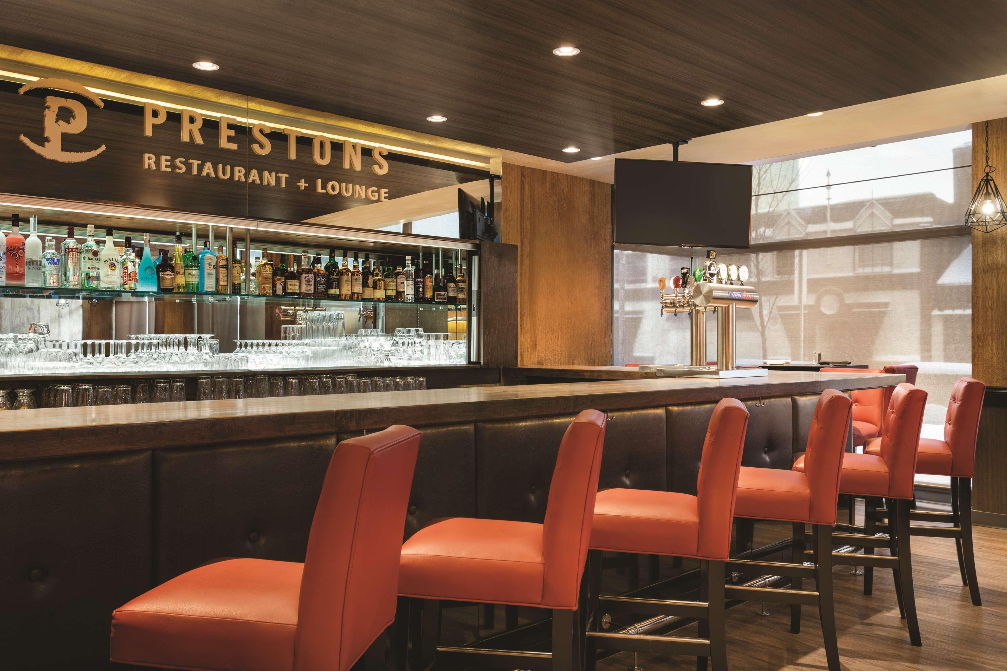 Coast Edmonton Plaza Hotel By Apa Buitenkant foto