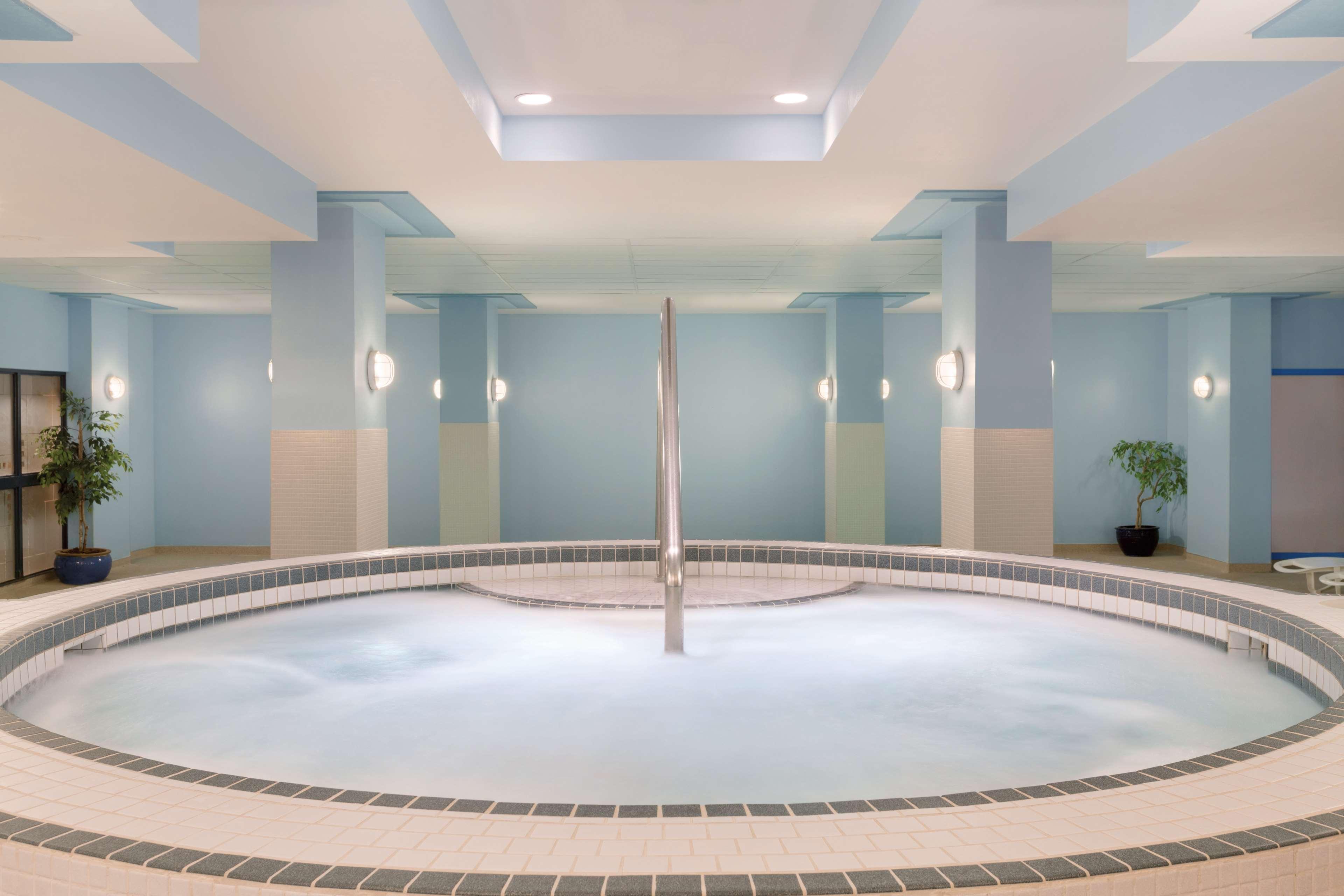 Coast Edmonton Plaza Hotel By Apa Buitenkant foto