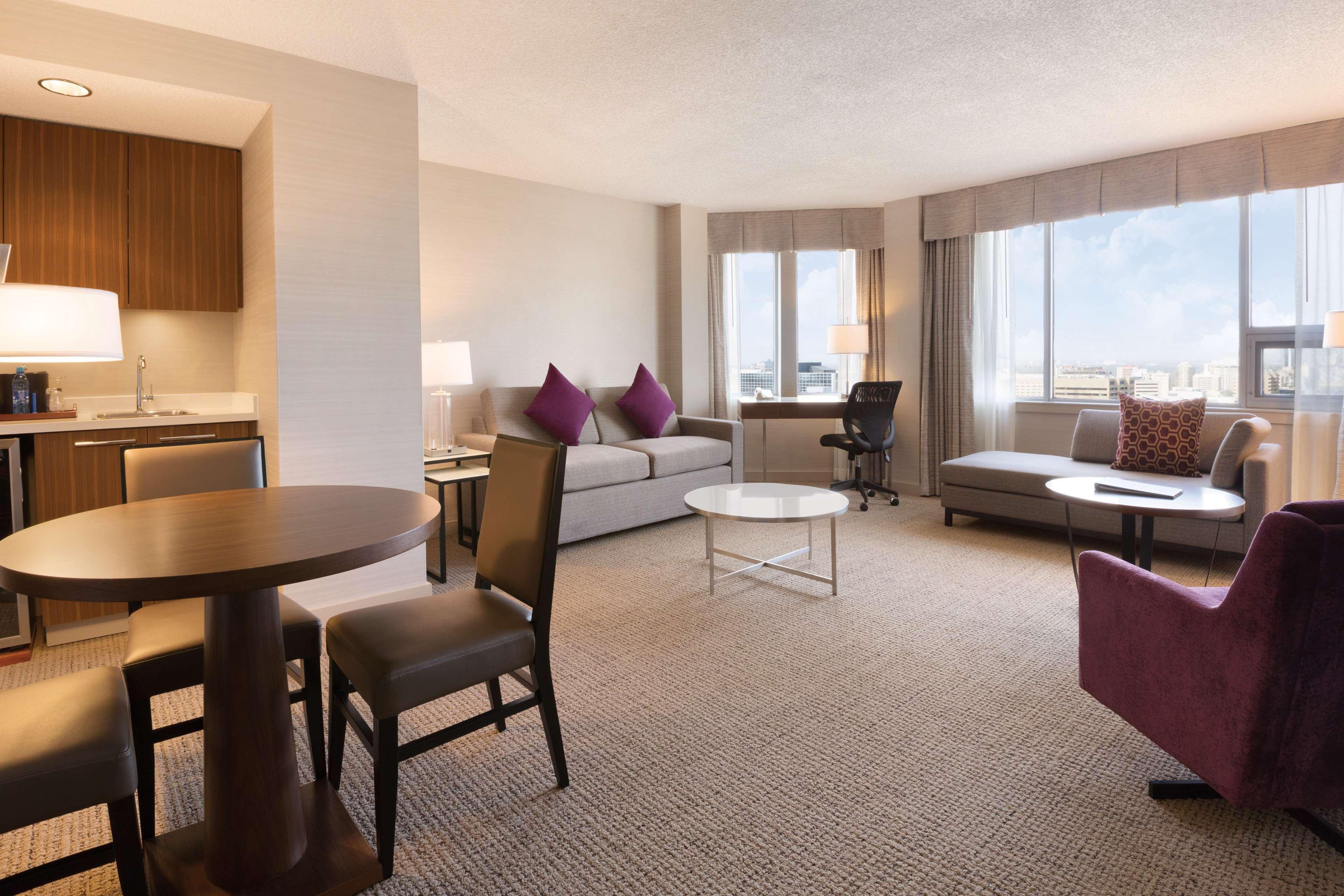 Coast Edmonton Plaza Hotel By Apa Buitenkant foto