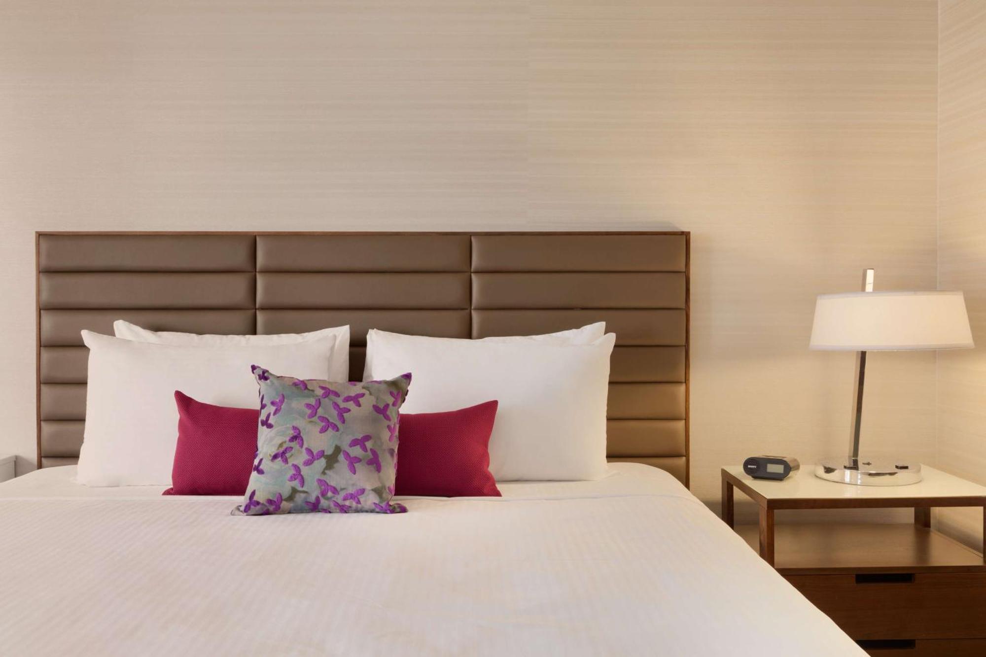 Coast Edmonton Plaza Hotel By Apa Buitenkant foto