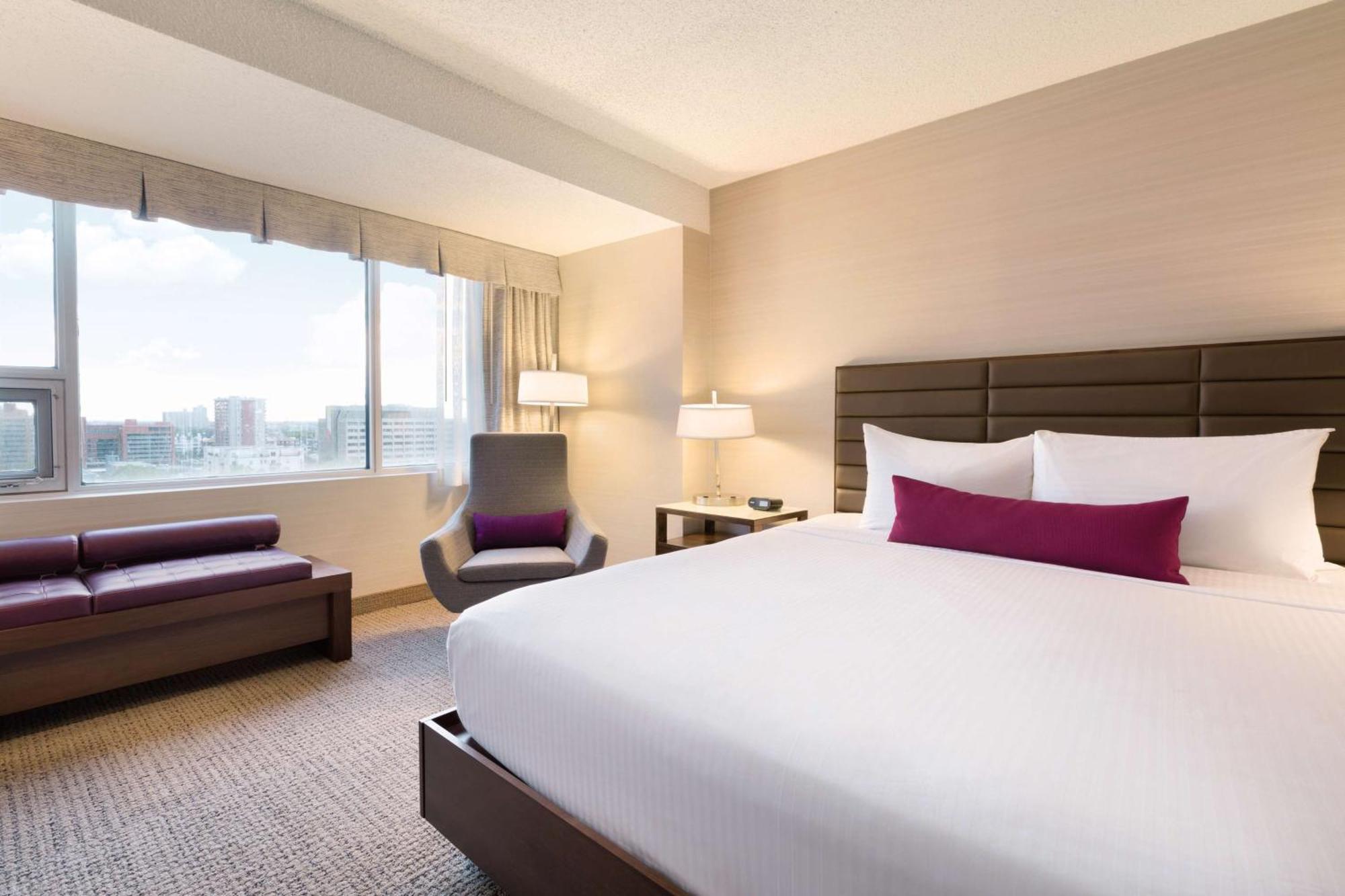 Coast Edmonton Plaza Hotel By Apa Buitenkant foto