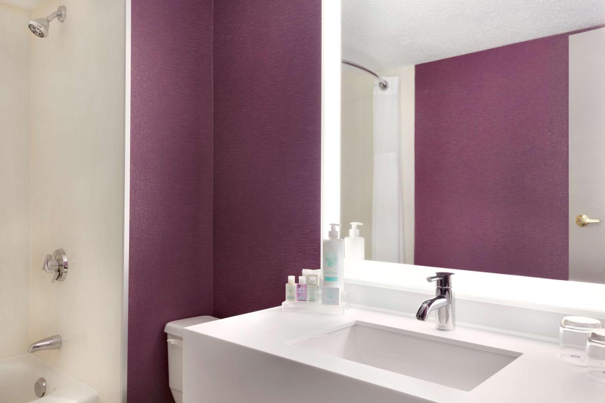 Coast Edmonton Plaza Hotel By Apa Buitenkant foto