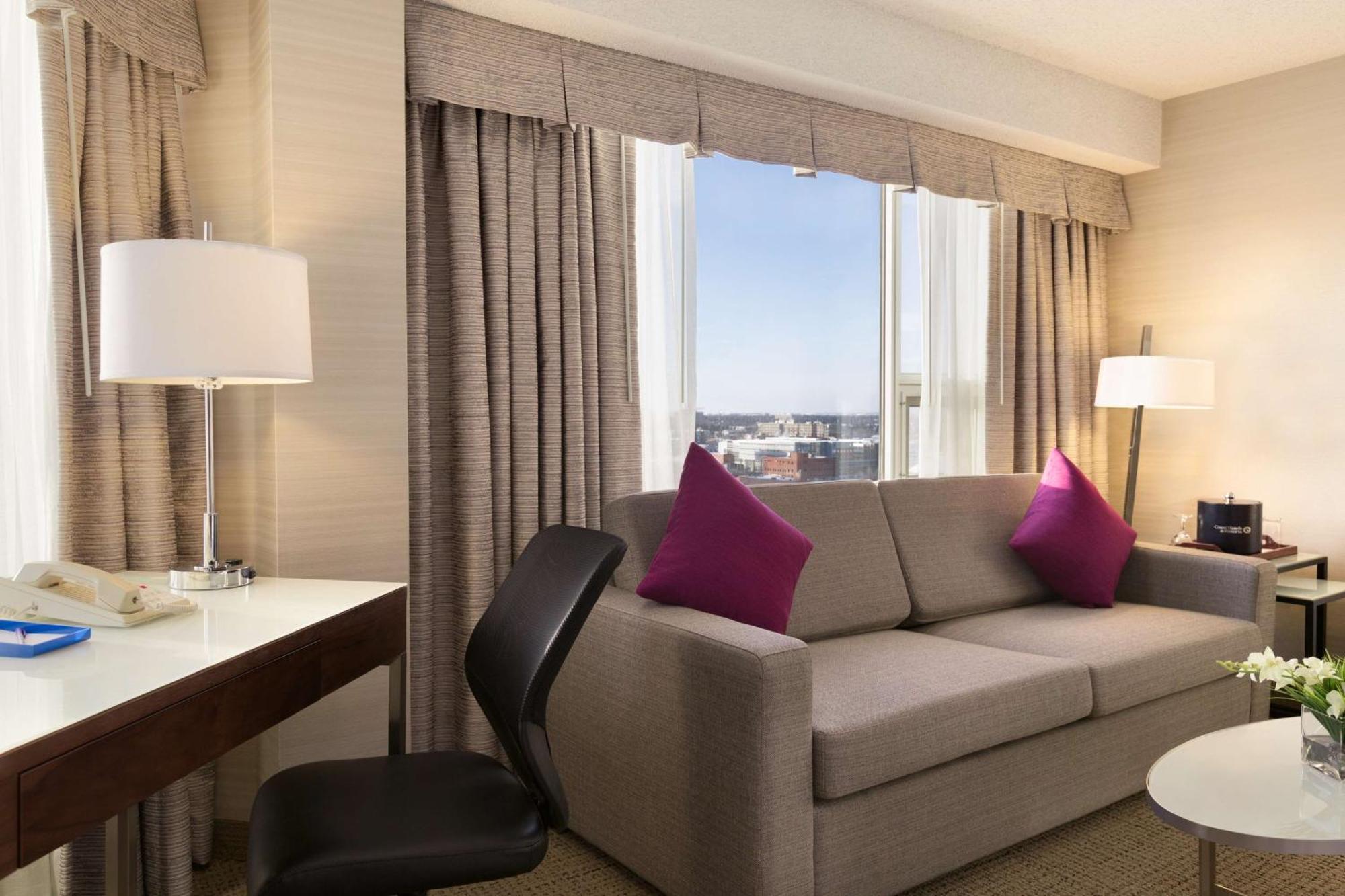 Coast Edmonton Plaza Hotel By Apa Buitenkant foto