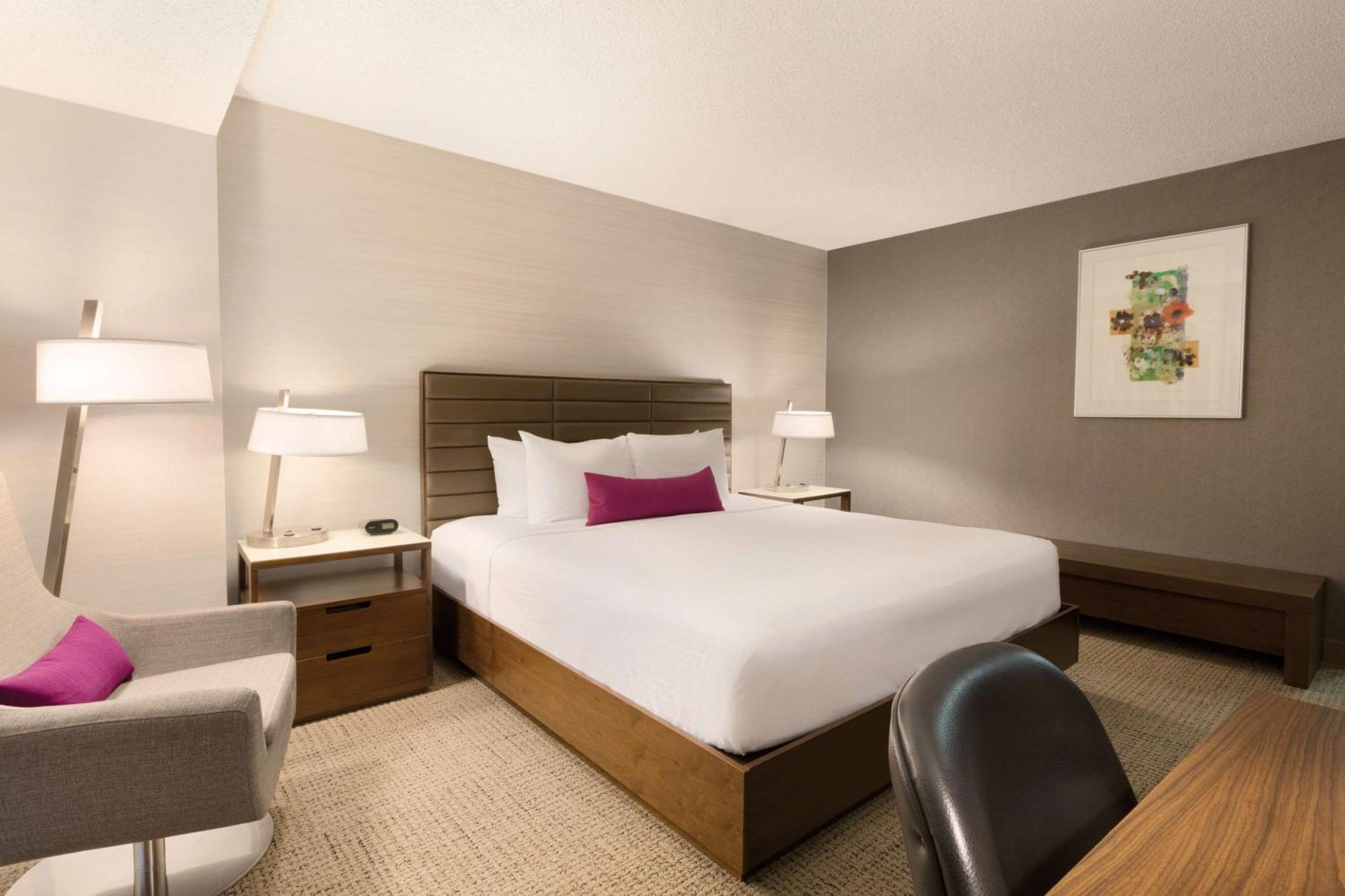 Coast Edmonton Plaza Hotel By Apa Buitenkant foto