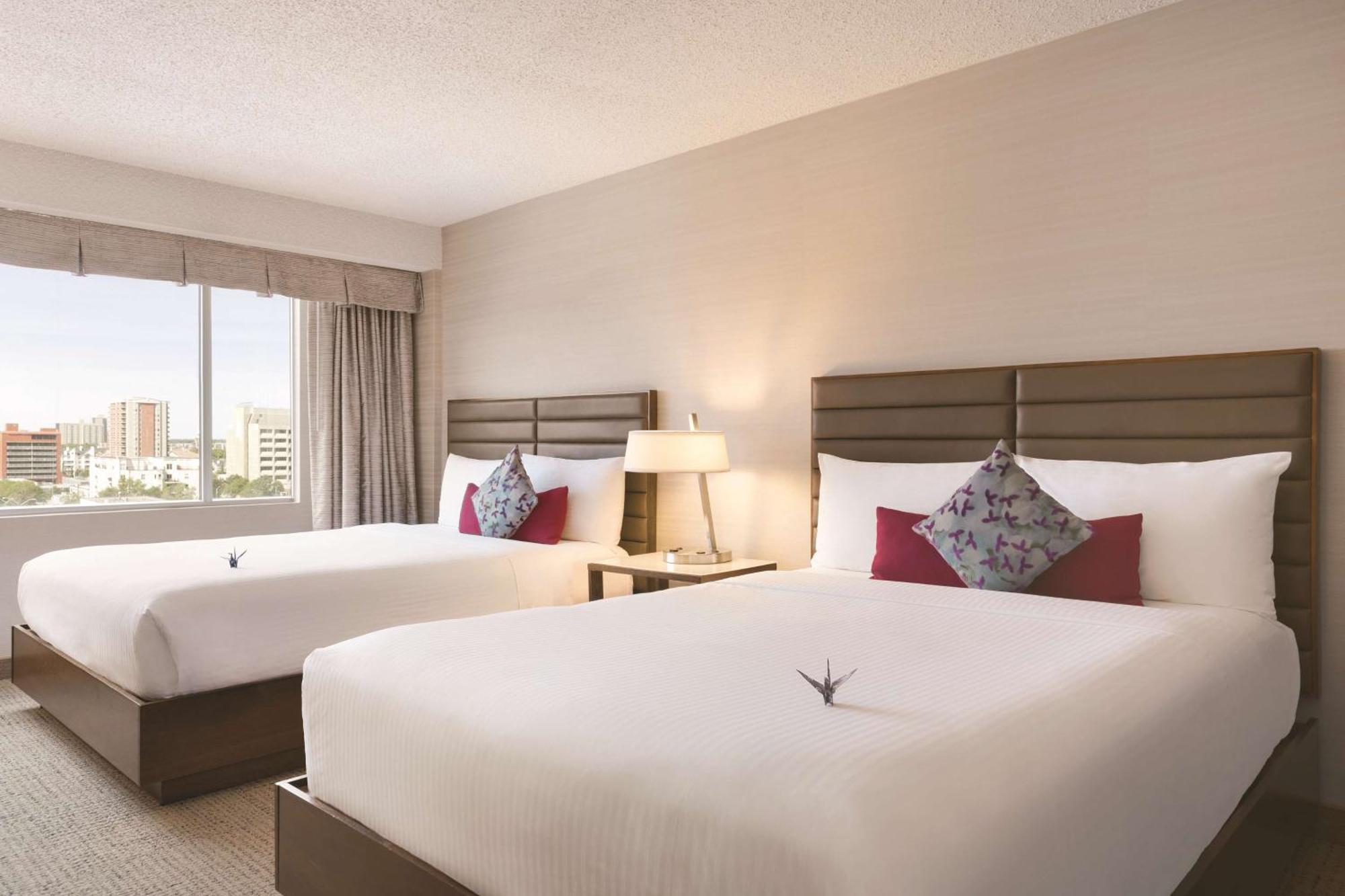 Coast Edmonton Plaza Hotel By Apa Buitenkant foto