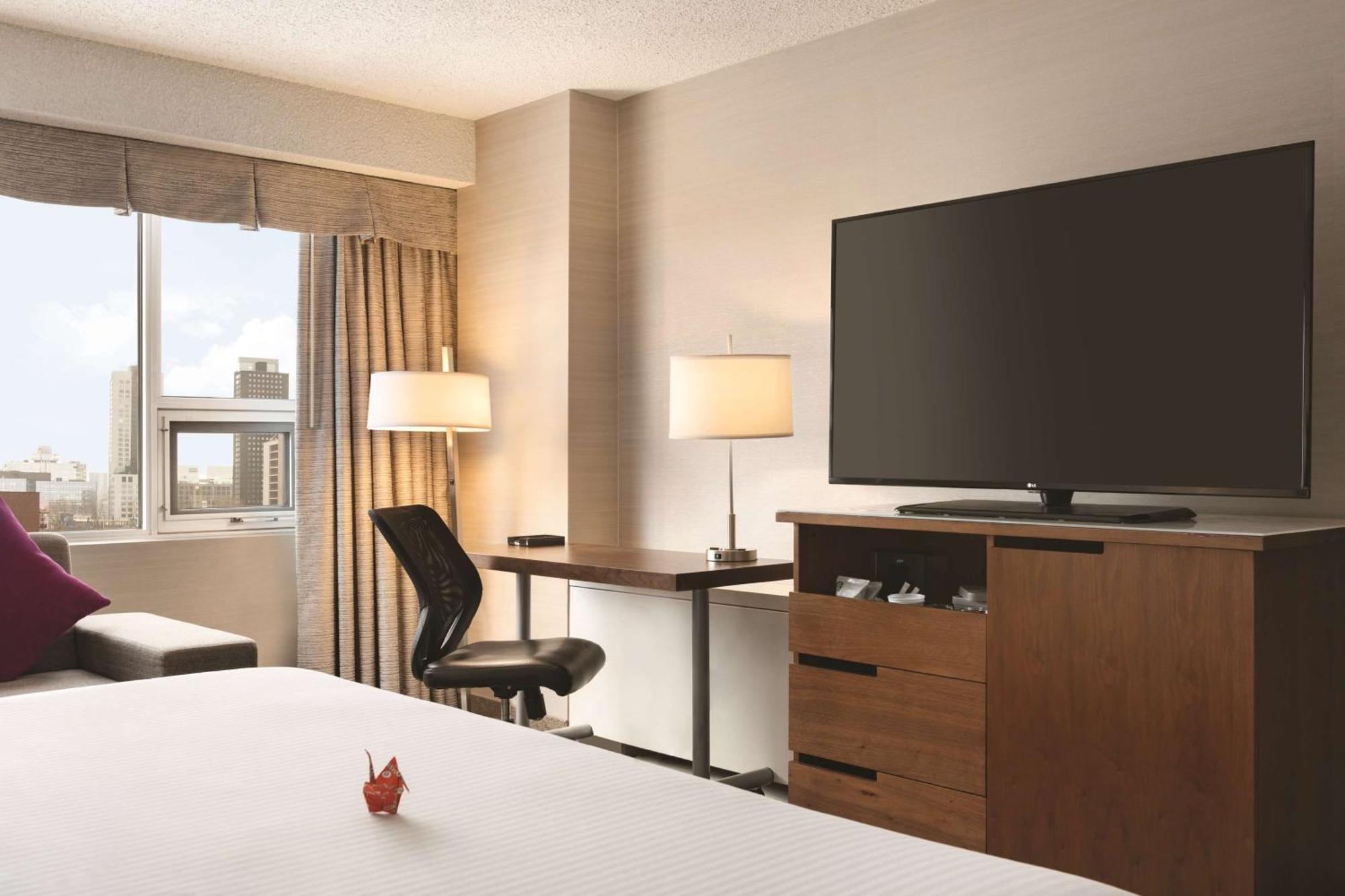 Coast Edmonton Plaza Hotel By Apa Buitenkant foto