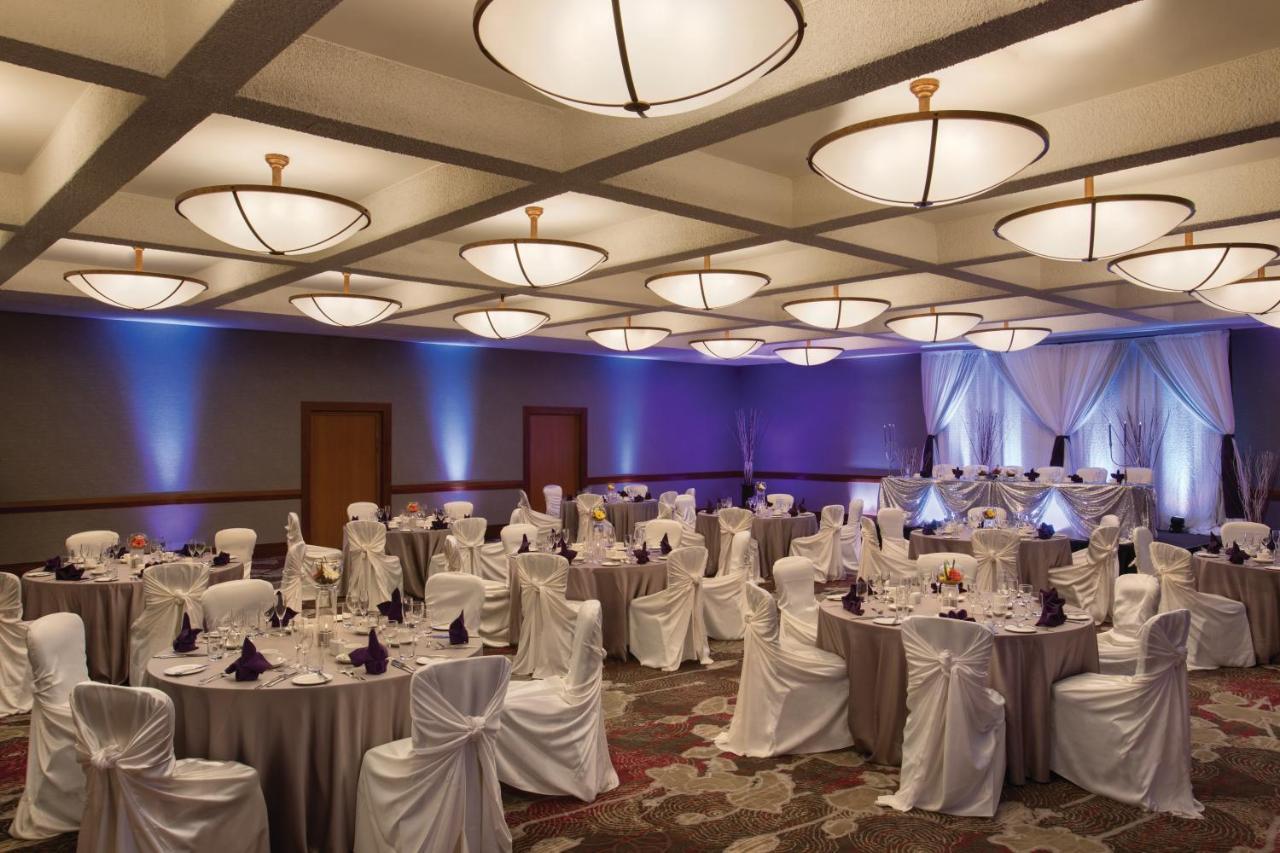 Coast Edmonton Plaza Hotel By Apa Buitenkant foto