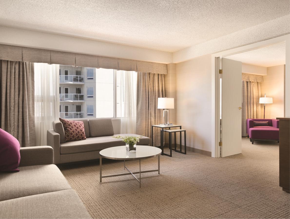 Coast Edmonton Plaza Hotel By Apa Buitenkant foto