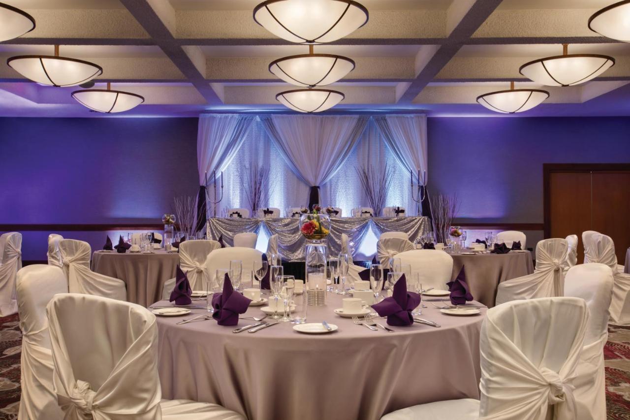Coast Edmonton Plaza Hotel By Apa Buitenkant foto