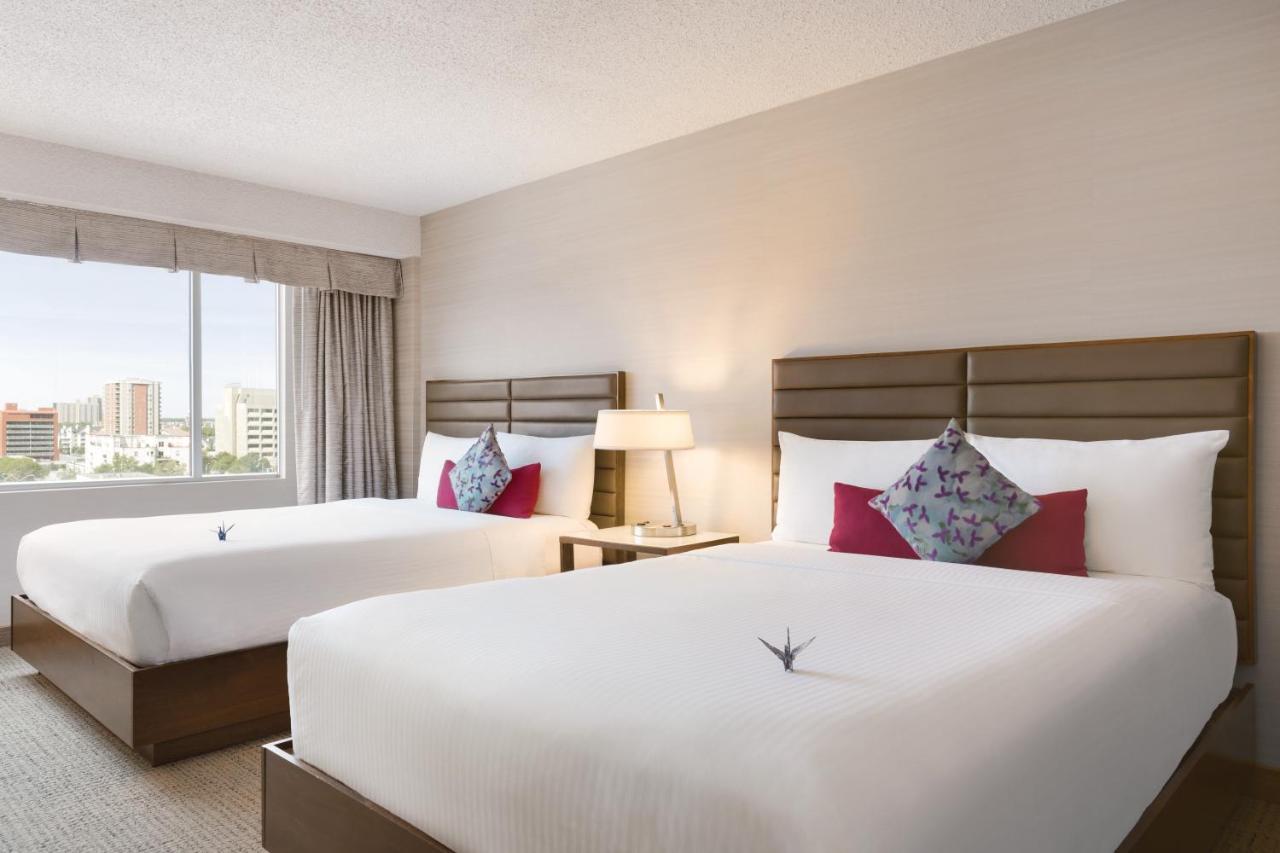 Coast Edmonton Plaza Hotel By Apa Buitenkant foto