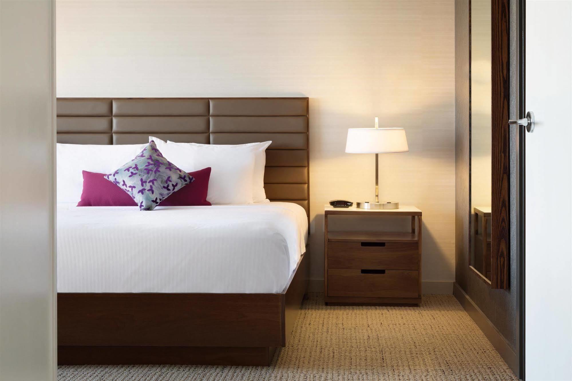 Coast Edmonton Plaza Hotel By Apa Buitenkant foto