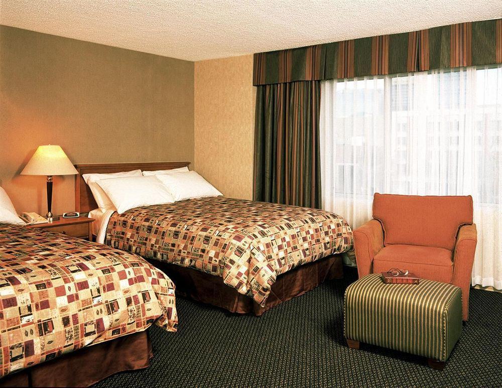 Coast Edmonton Plaza Hotel By Apa Buitenkant foto